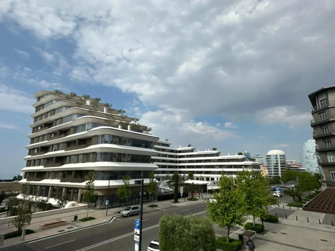 Satılır 4 otaqlı mənzil 177 m²