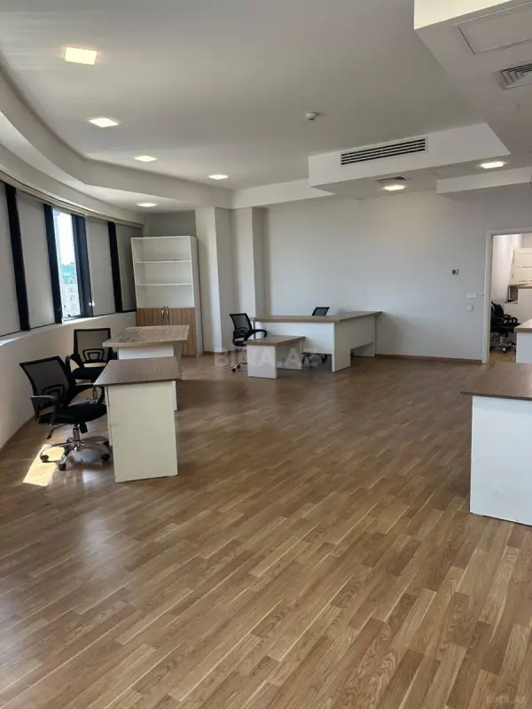 Kirayə verilir 4 otaqlı ofis 240 m²