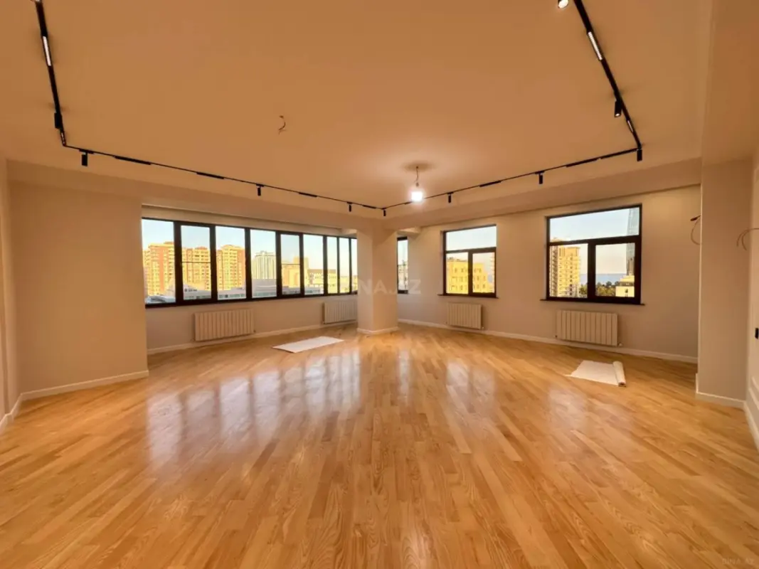 Satılır 4 otaqlı mənzil 211 m²