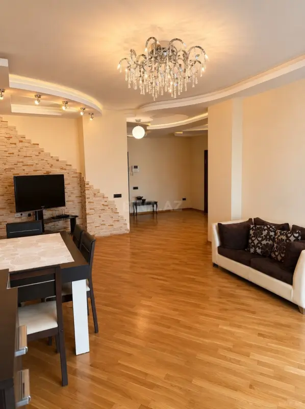 Satılır 3 otaqlı mənzil 148 m²