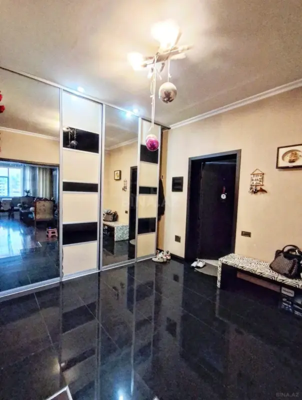 Satılır 4 otaqlı mənzil 172 m²