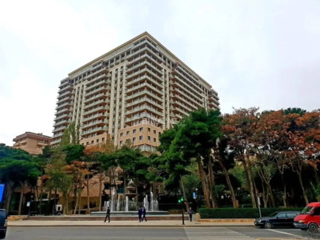 Satılır 4 otaqlı mənzil 200 m²