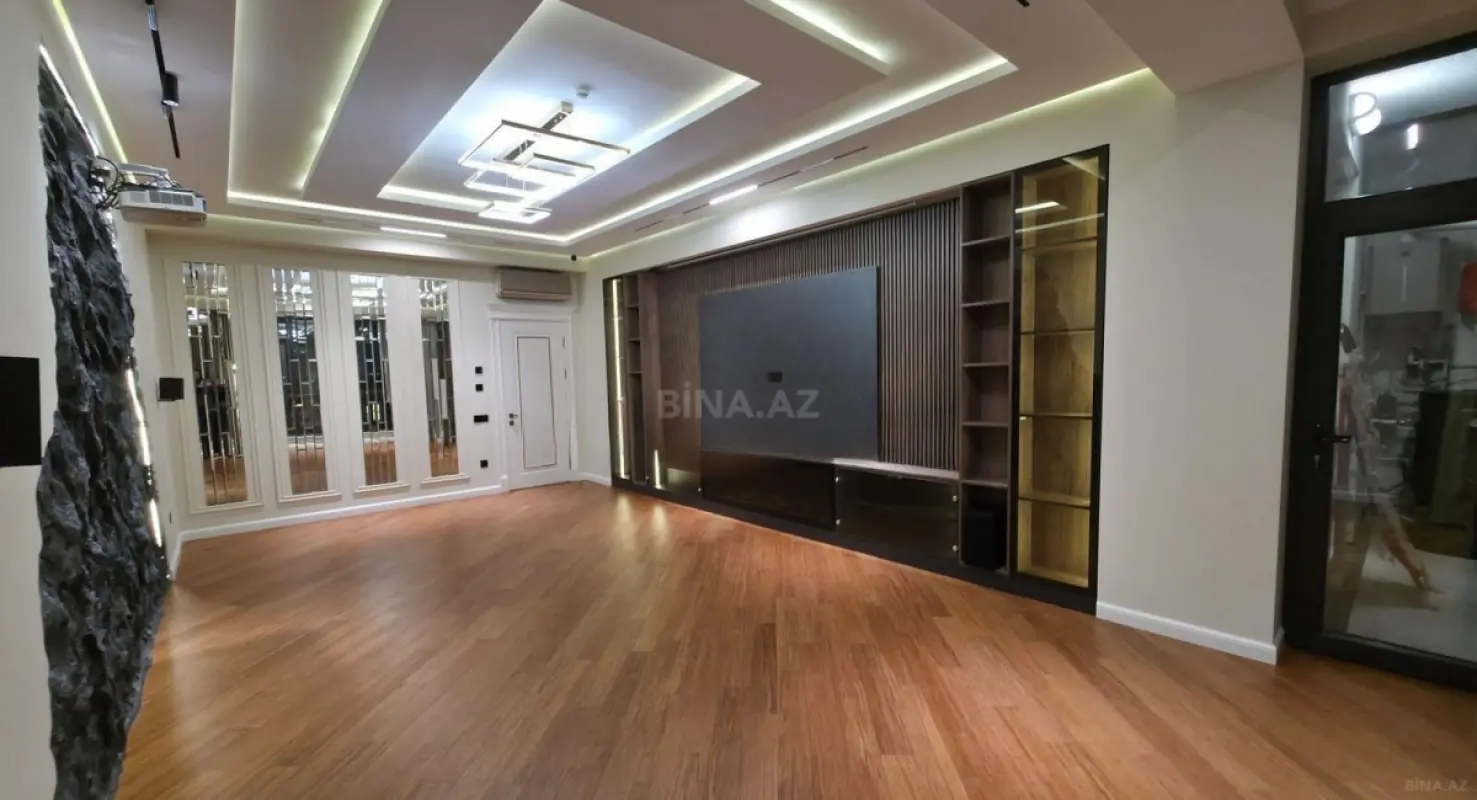 Satılır 4 otaqlı mənzil 190 m²