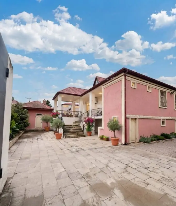 Satılır 5 otaqlı həyət evi 300 m²