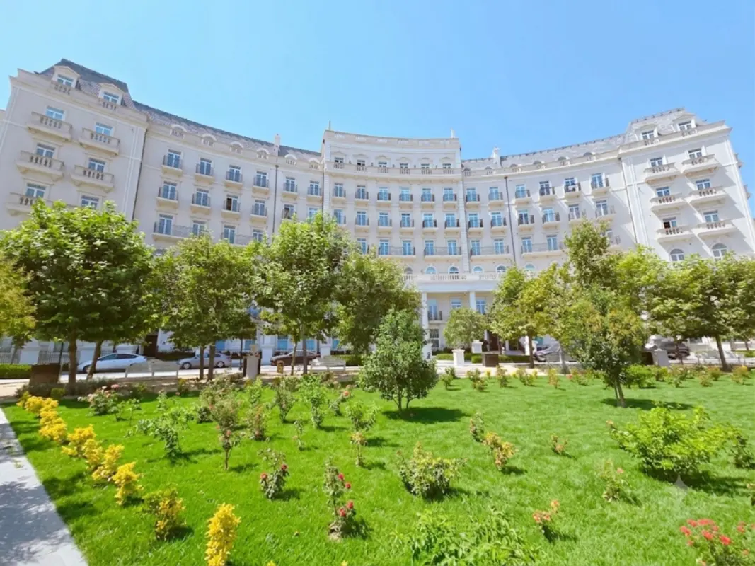 Satılır 4 otaqlı mənzil 173 m²