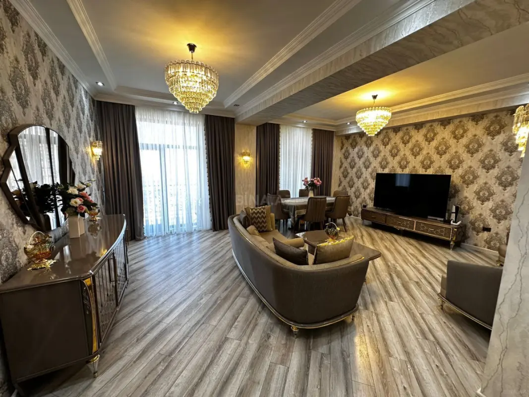 Satılır 4 otaqlı mənzil 180 m²