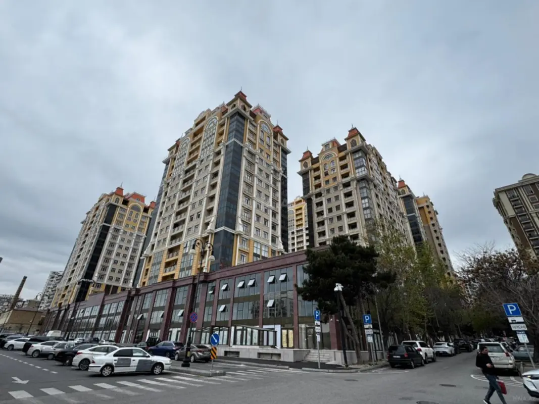 Satılır 3 otaqlı mənzil 121.5 m²