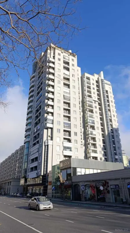 Satılır 4 otaqlı mənzil 255 m²