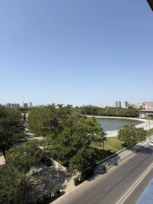 Satılır 5 otaqlı mənzil 250 m²