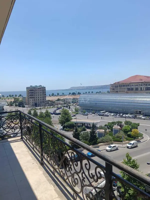 Kirayə verilir 4 otaqlı mənzil 137 m²