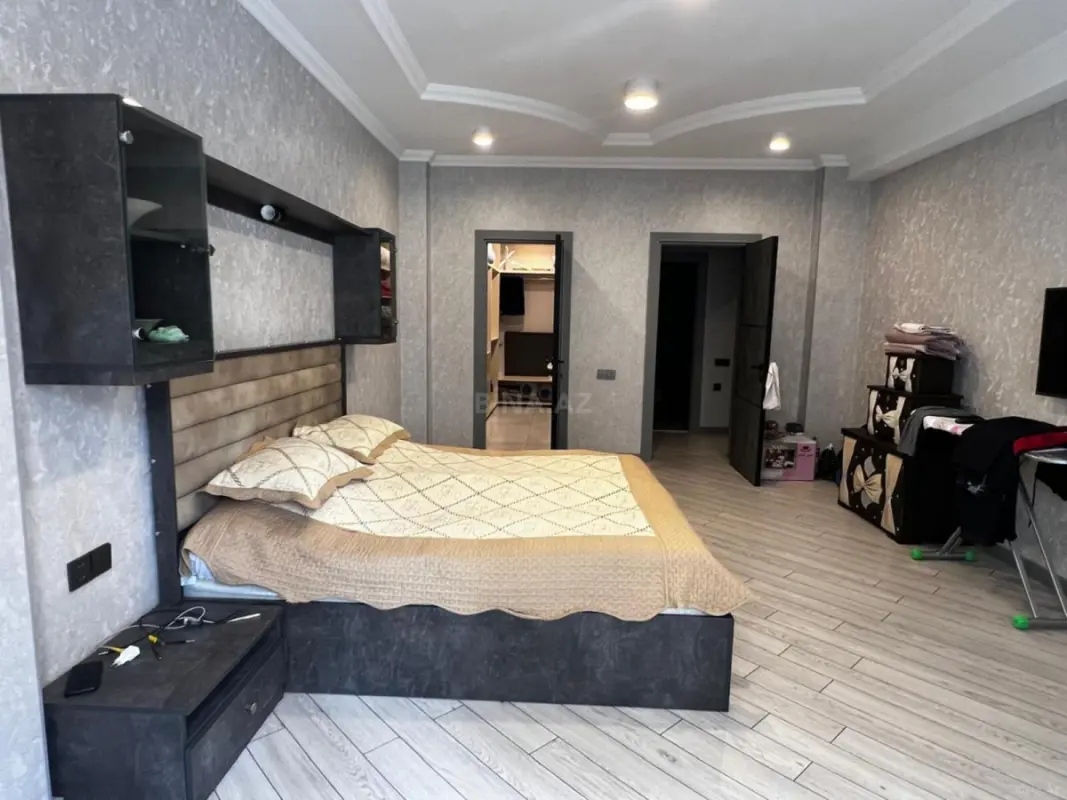 Satılır 4 otaqlı mənzil 202 m²