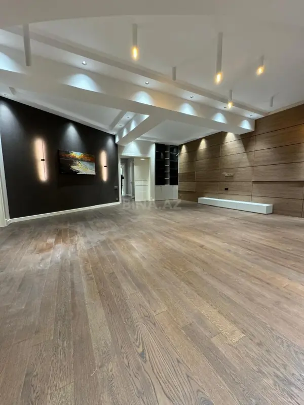 Satılır 5 otaqlı mənzil 285 m²