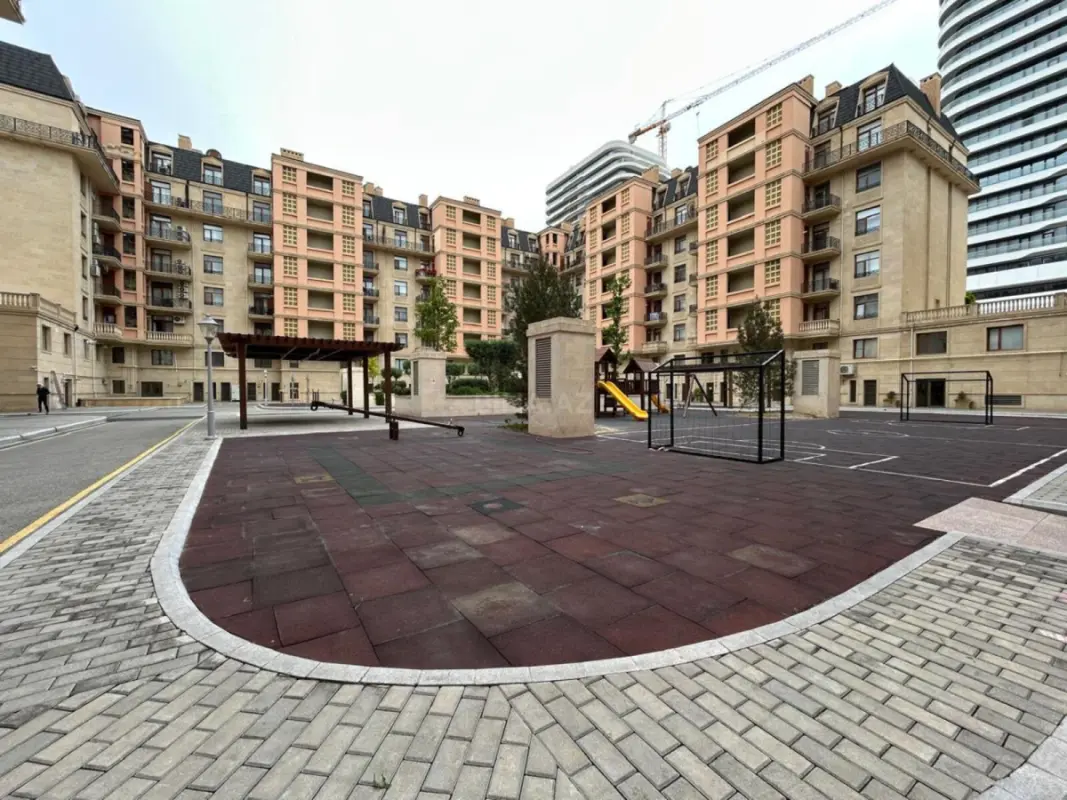 Satılır 4 otaqlı mənzil 168 m²
