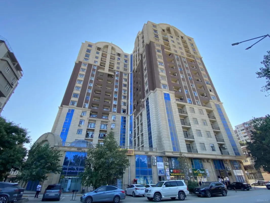 Satılır 4 otaqlı mənzil 181 m²