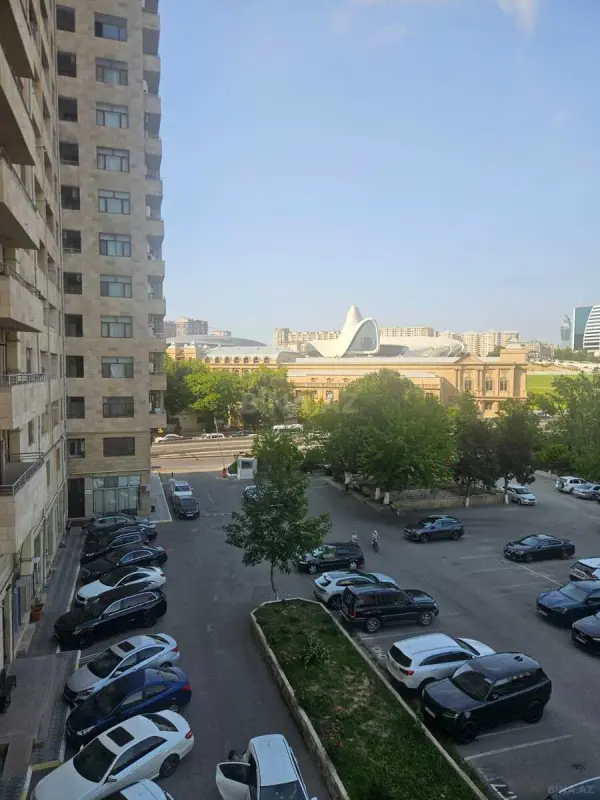 Satılır 4 otaqlı mənzil 165 m²