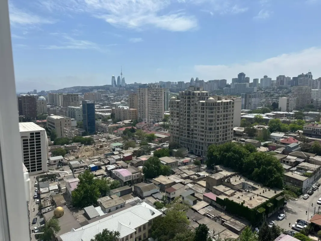 Satılır 4 otaqlı mənzil 183 m²