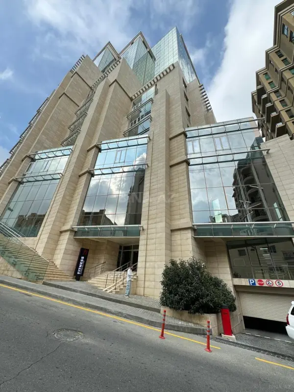 Satılır 4 otaqlı mənzil 231 m²