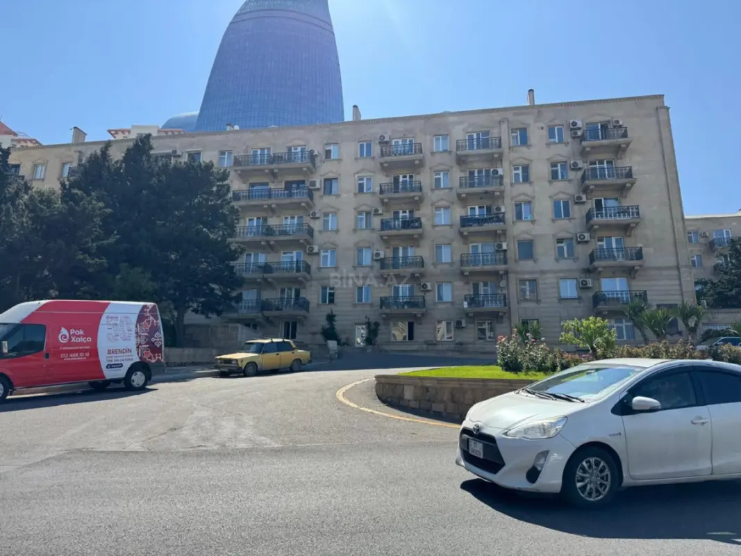 Satılır 4 otaqlı mənzil 140 m²