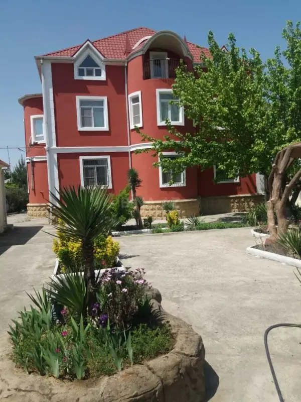 Satılır 11 otaqlı həyət evi 380 m²