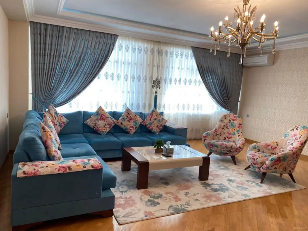 Satılır 4 otaqlı mənzil 179 m²