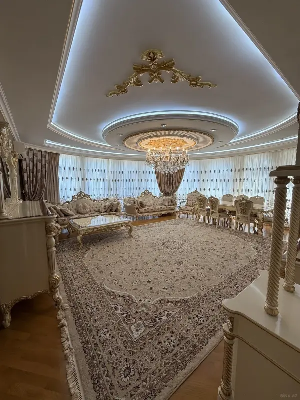 Satılır 4 otaqlı mənzil 190 m²