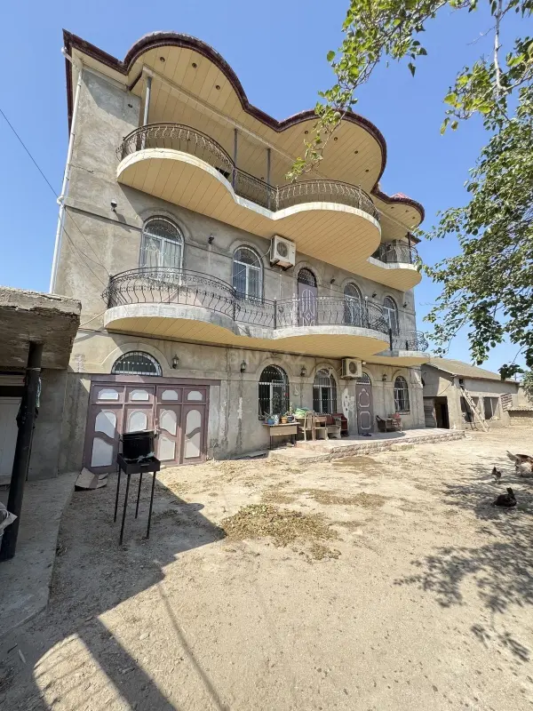 Satılır 8 otaqlı həyət evi 250 m²