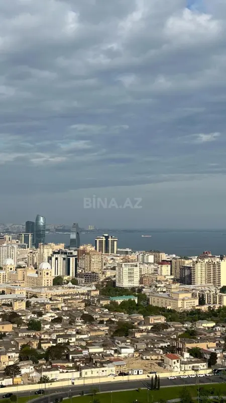 Satılır 4 otaqlı mənzil 235 m²