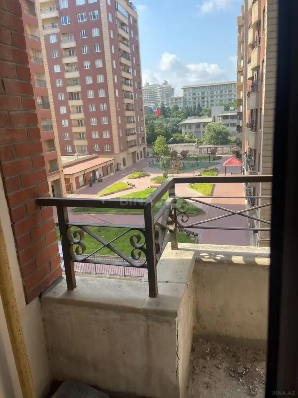 Satılır 4 otaqlı mənzil 195 m²