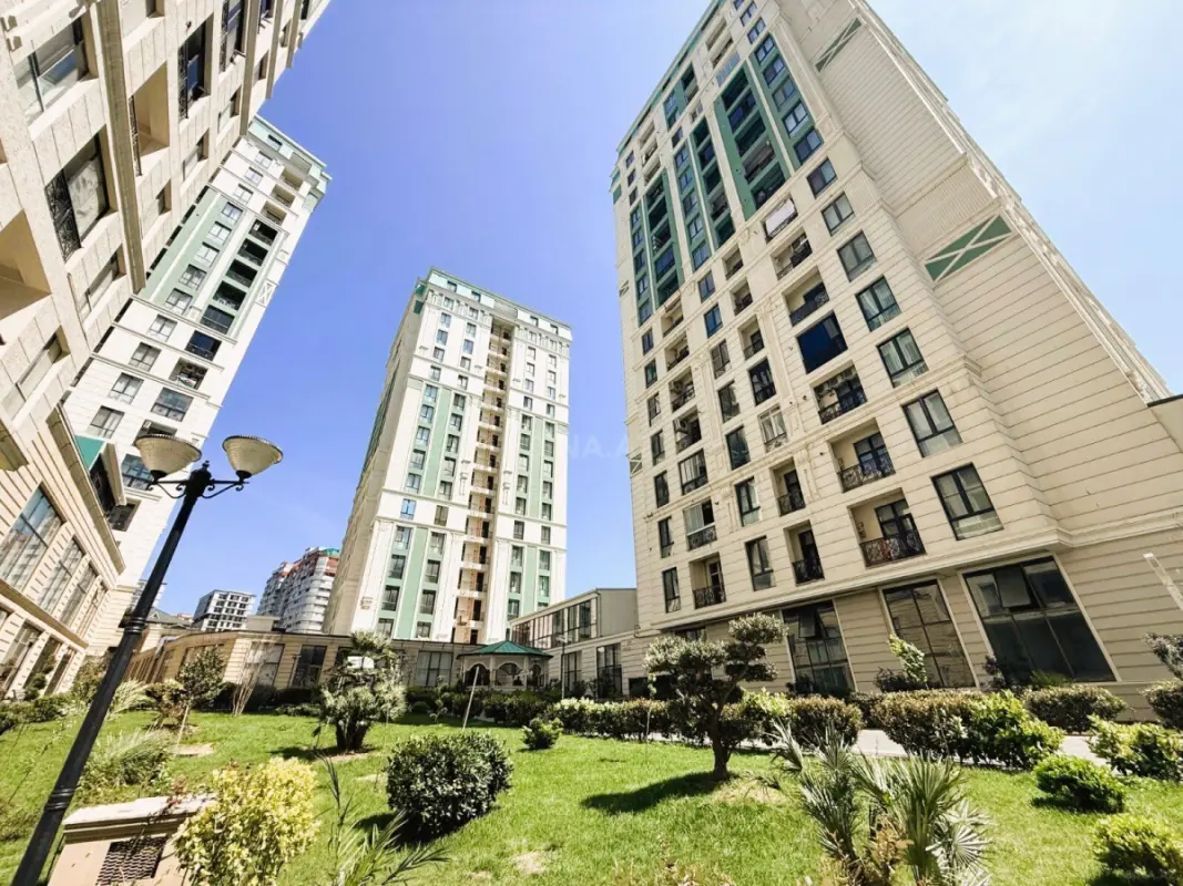 Satılır 3 otaqlı mənzil 140 m²