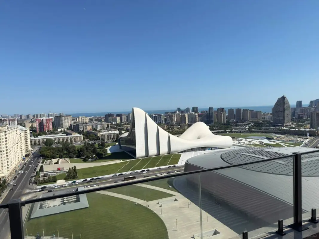 Satılır 12 otaqlı mənzil 1200 m²