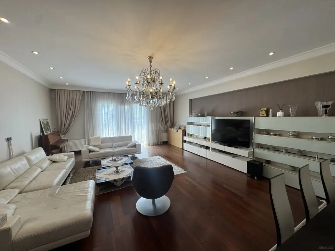 Satılır 5 otaqlı mənzil 250 m²