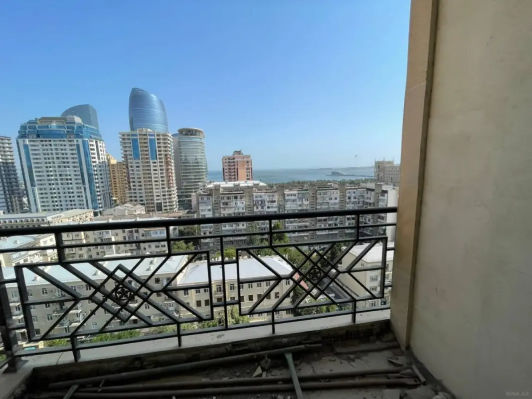Satılır 4 otaqlı mənzil 248.6 m²
