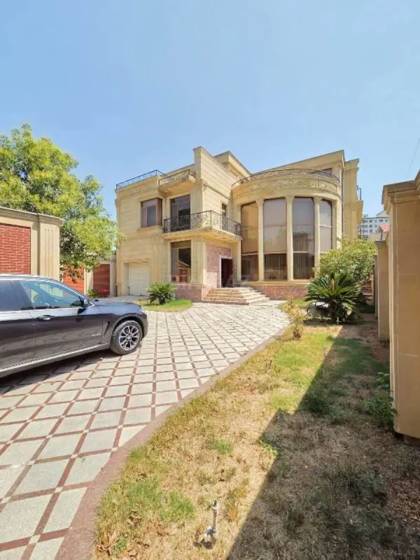 Satılır 8 otaqlı həyət evi 665 m²