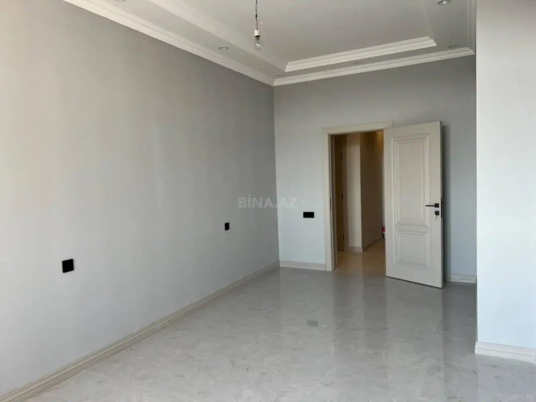 Satılır 4 otaqlı mənzil 196 m²