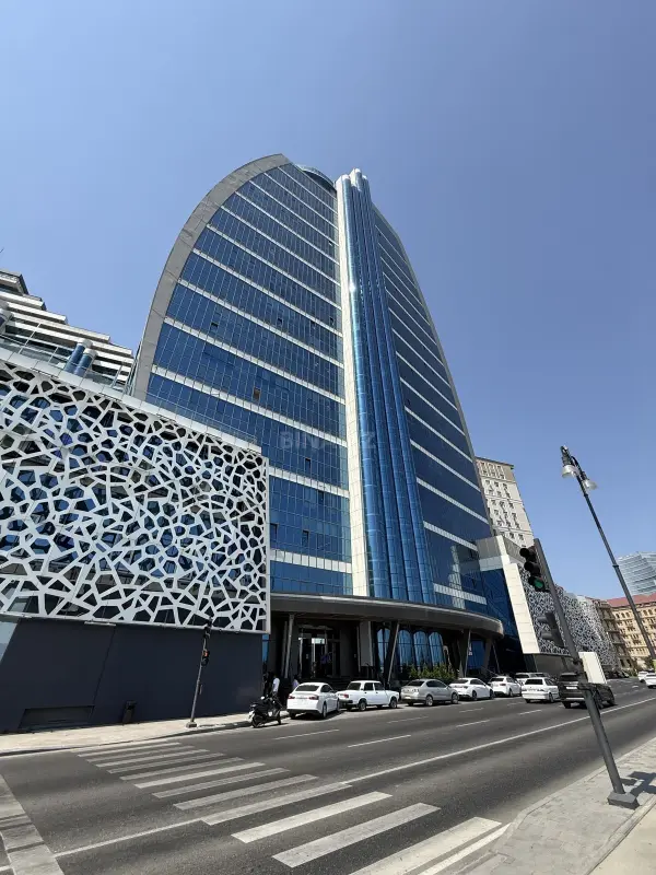Satılır 3 otaqlı mənzil 131 m²