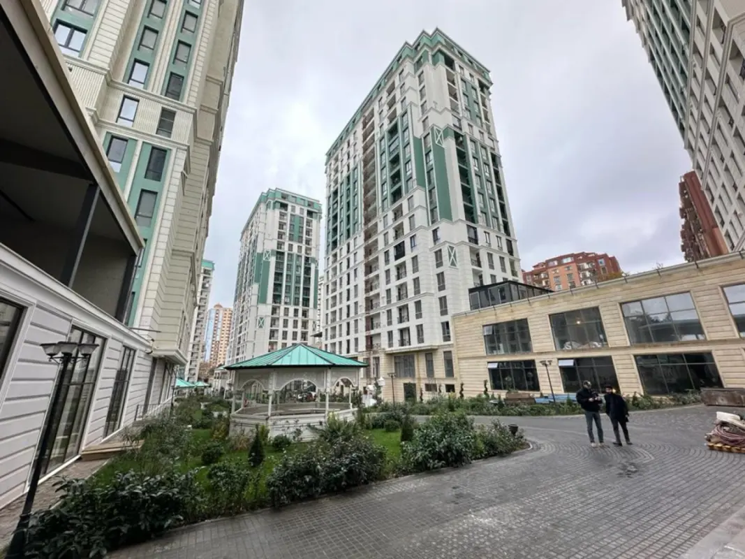 Satılır 4 otaqlı mənzil 178 m²