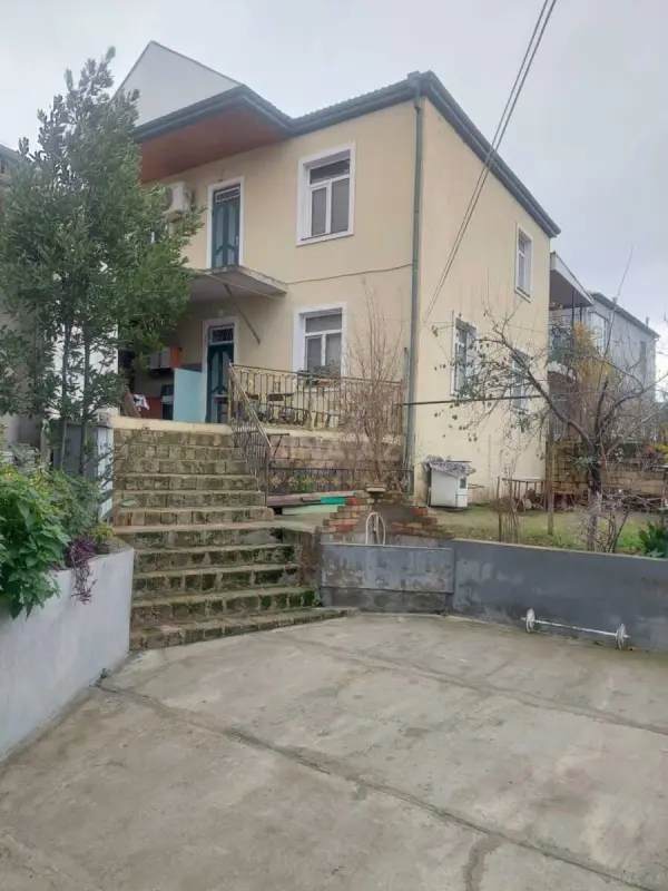 Satılır 4 otaqlı həyət evi 220 m²