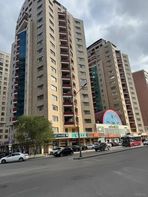 Satılır 4 otaqlı mənzil 170 m²