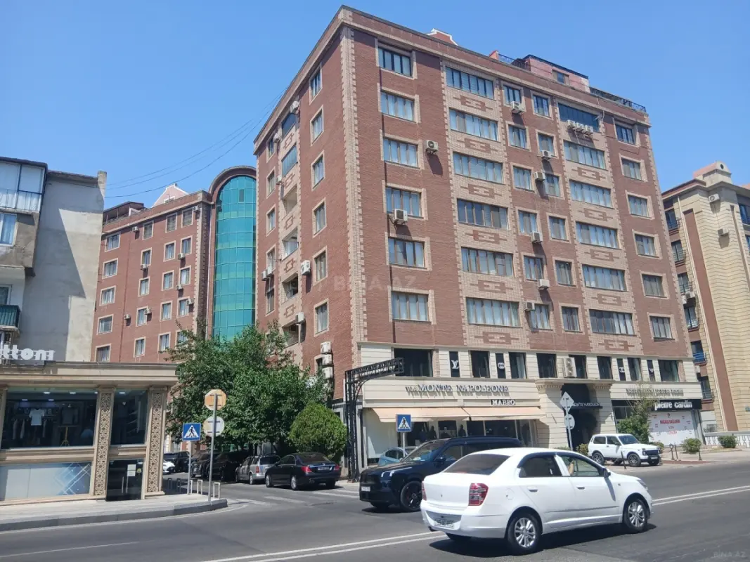 Satılır 4 otaqlı mənzil 265 m²