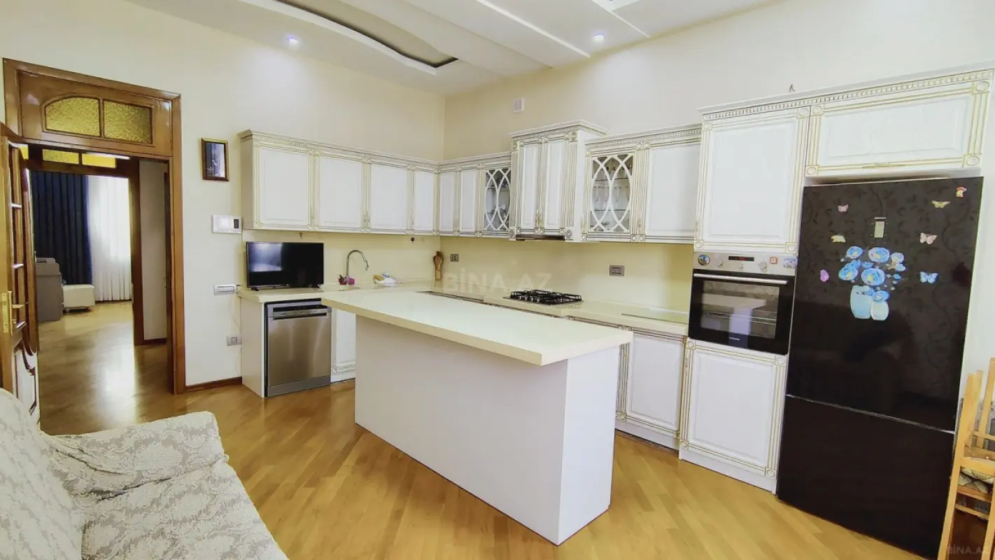 Kirayə verilir 9 otaqlı həyət evi 600 m²