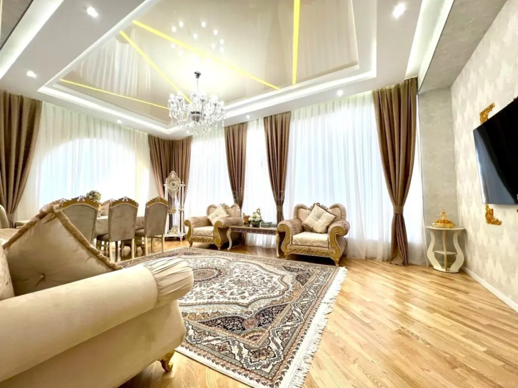 Satılır 5 otaqlı mənzil 505 m²