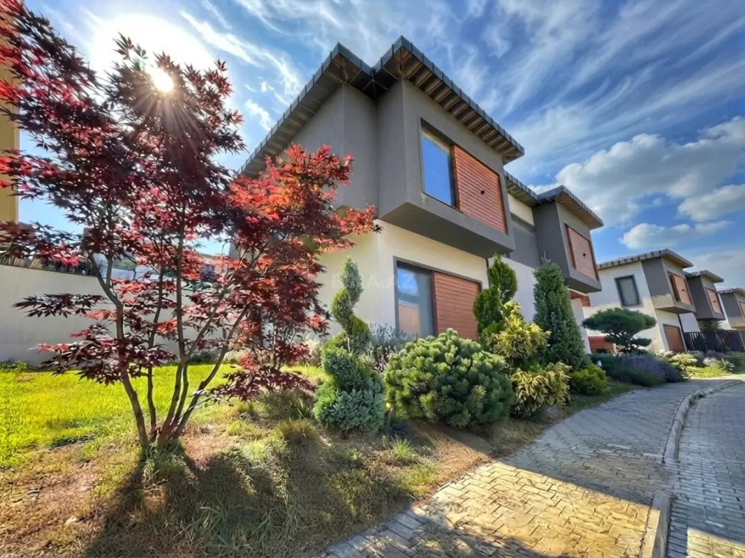 Satılır 7 otaqlı həyət evi 550 m²