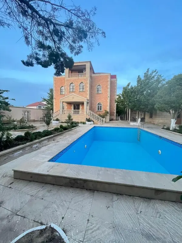 Kirayə verilir 6 otaqlı həyət evi 600 m²