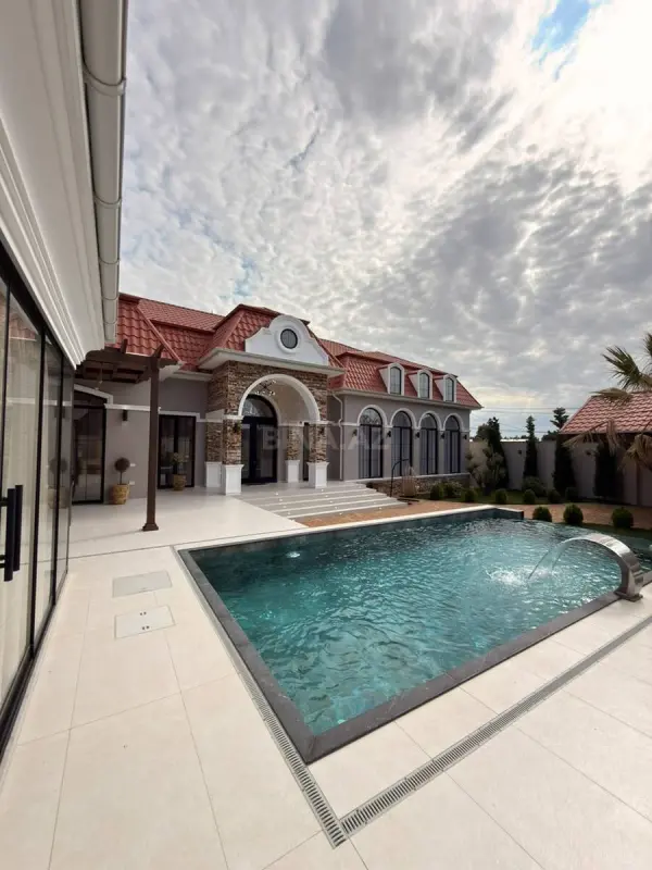 Satılır 5 otaqlı həyət evi 250 m²