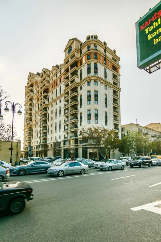 Kirayə verilir 4 otaqlı mənzil 240 m²