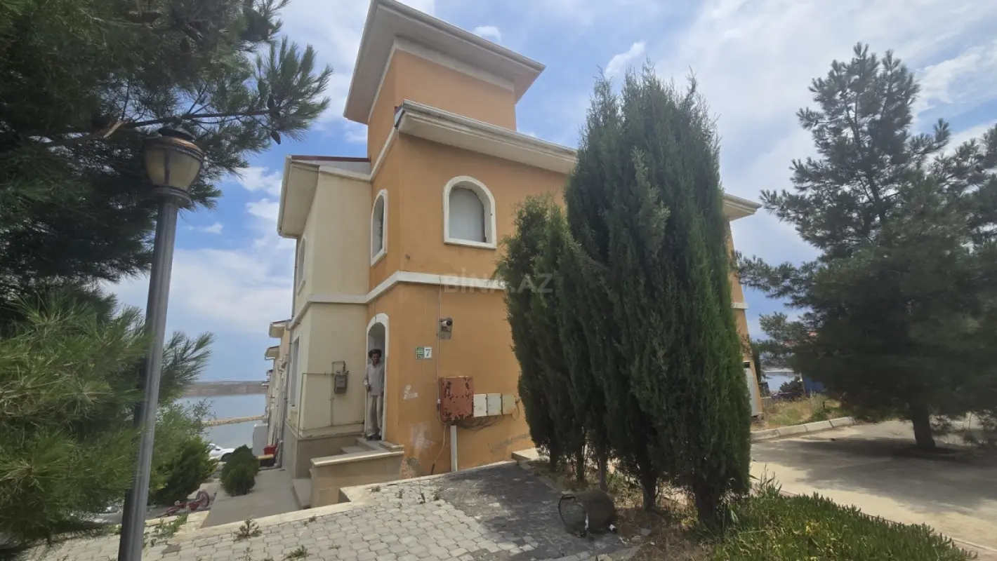 Satılır 6 otaqlı həyət evi 250 m²