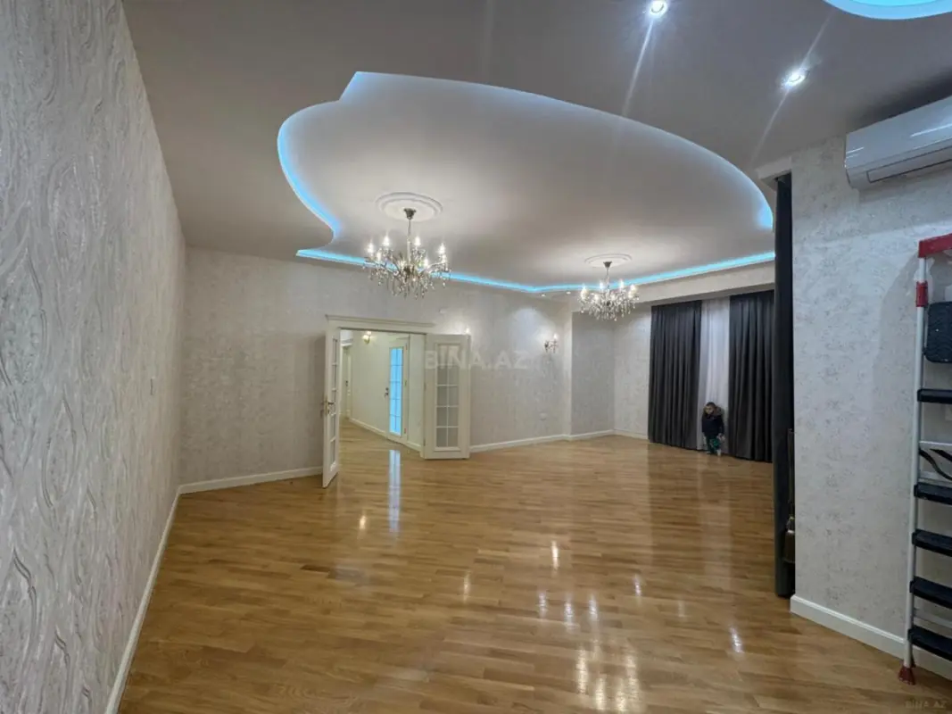 Satılır 4 otaqlı mənzil 160 m²