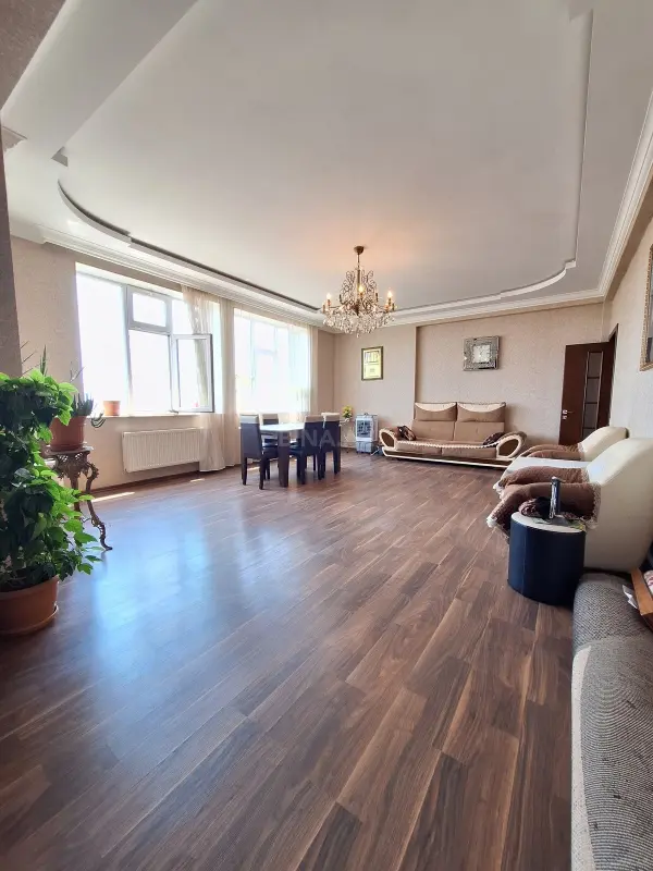 Satılır 3 otaqlı mənzil 140 m²