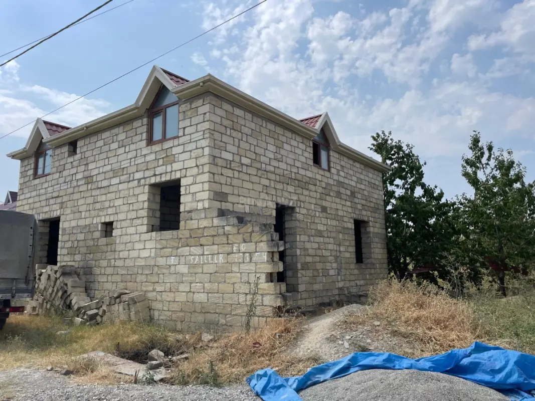 Satılır 5 otaqlı həyət evi 100 m²