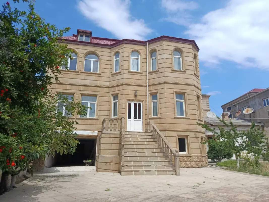 Satılır 6 otaqlı həyət evi 280 m²